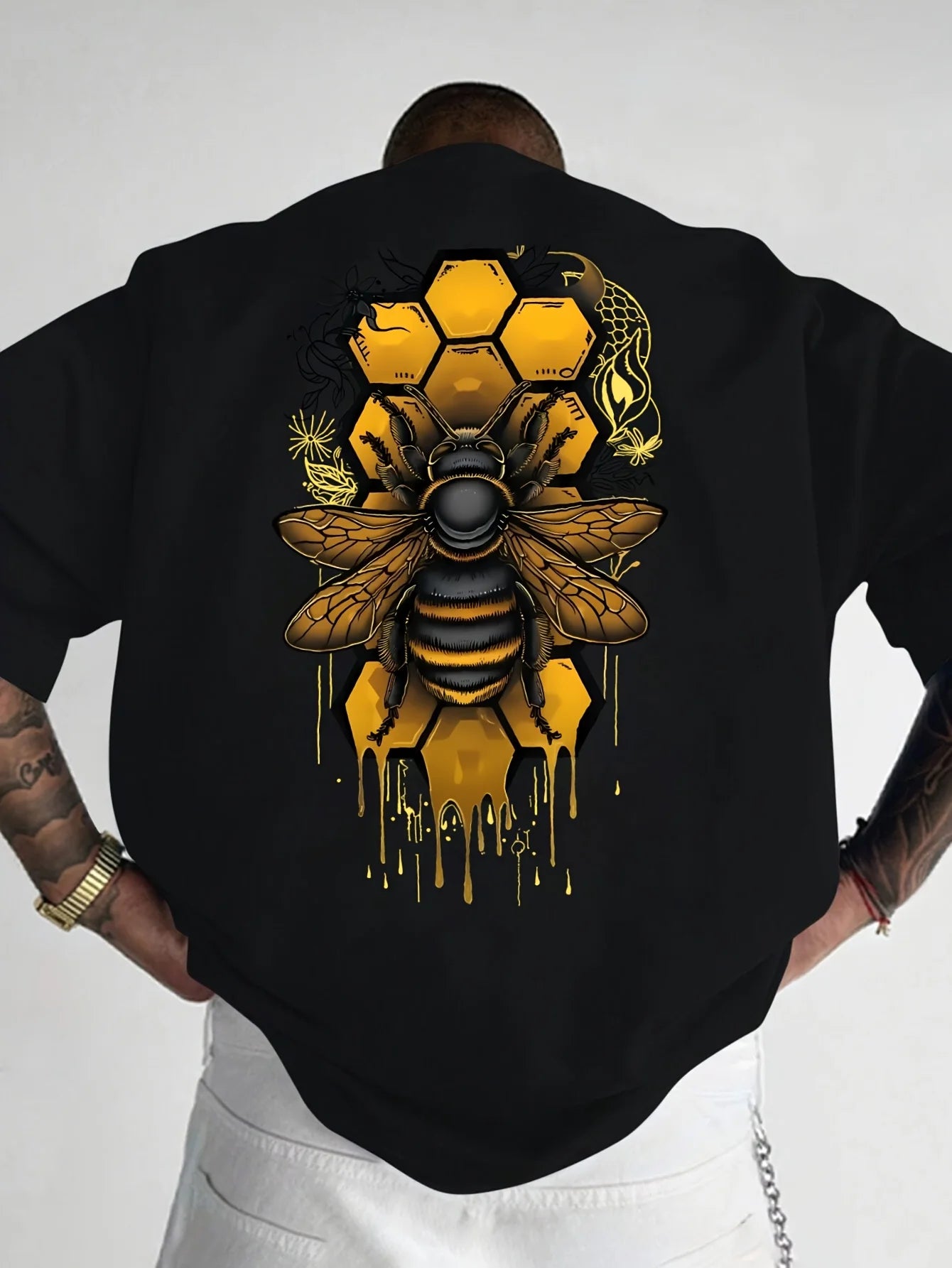 T-shirt homme 100% coton pur, coupe ample et décontractée, imprimé abeille, col rond, manches courtes.