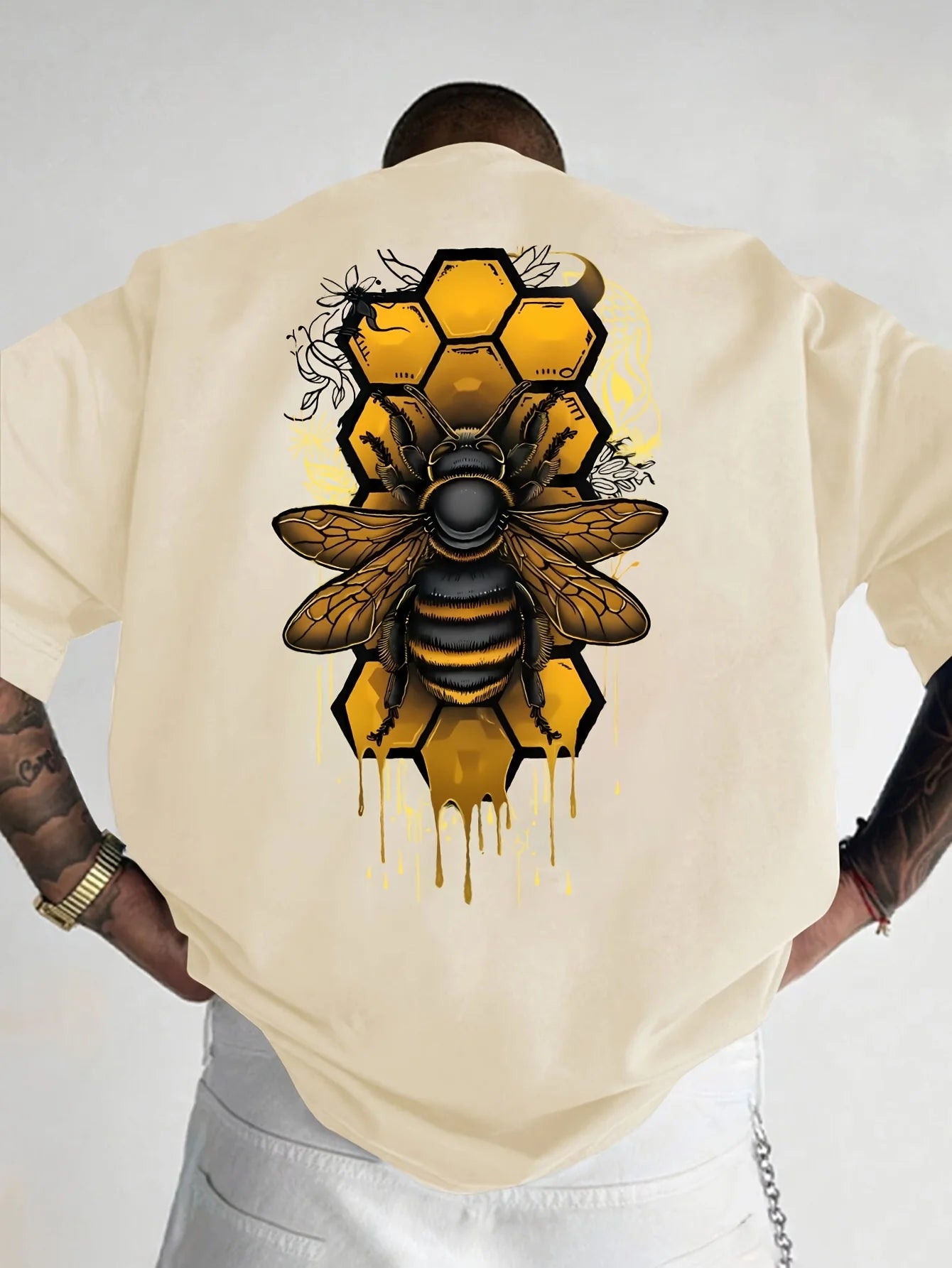T-shirt homme 100% coton pur, coupe ample et décontractée, imprimé abeille, col rond, manches courtes.