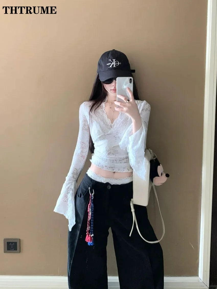 T-shirt Femme Col V Transparent Manches Évasées – Dentelle Slim Chic