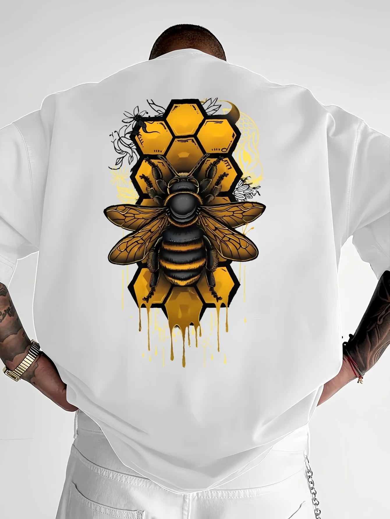 T-shirt homme 100% coton pur, coupe ample et décontractée, imprimé abeille, col rond, manches courtes.