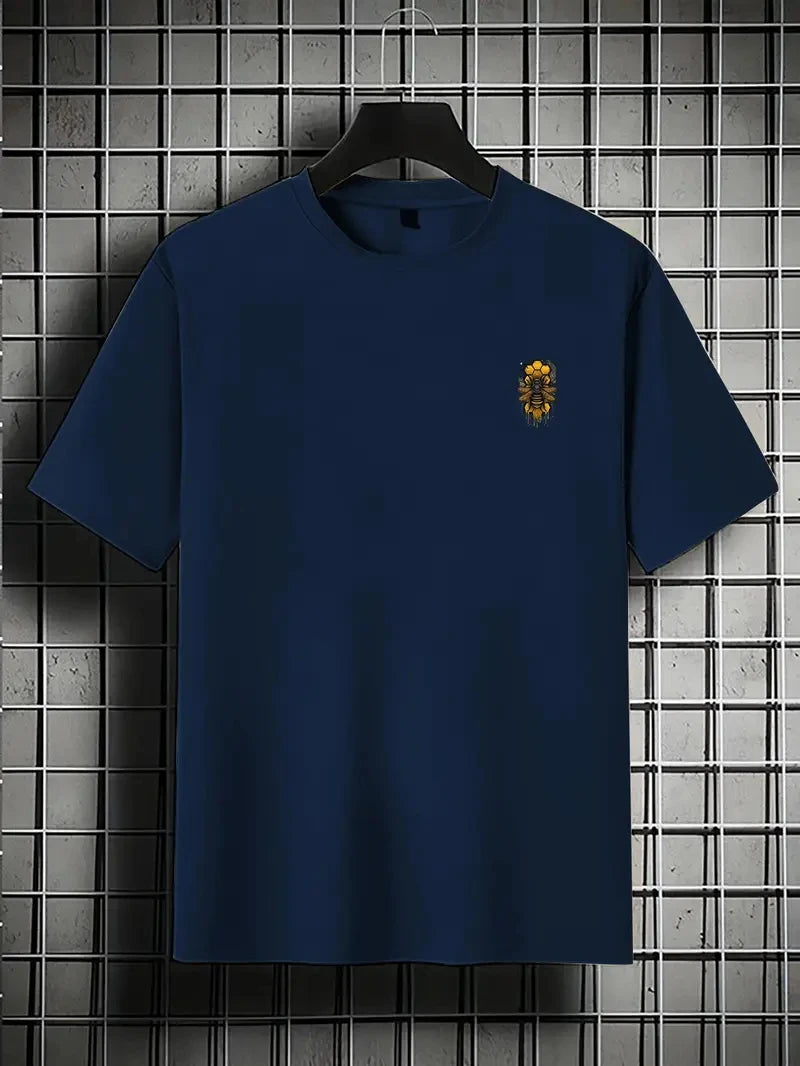 T-shirt homme 100% coton pur, coupe ample et décontractée, imprimé abeille, col rond, manches courtes.