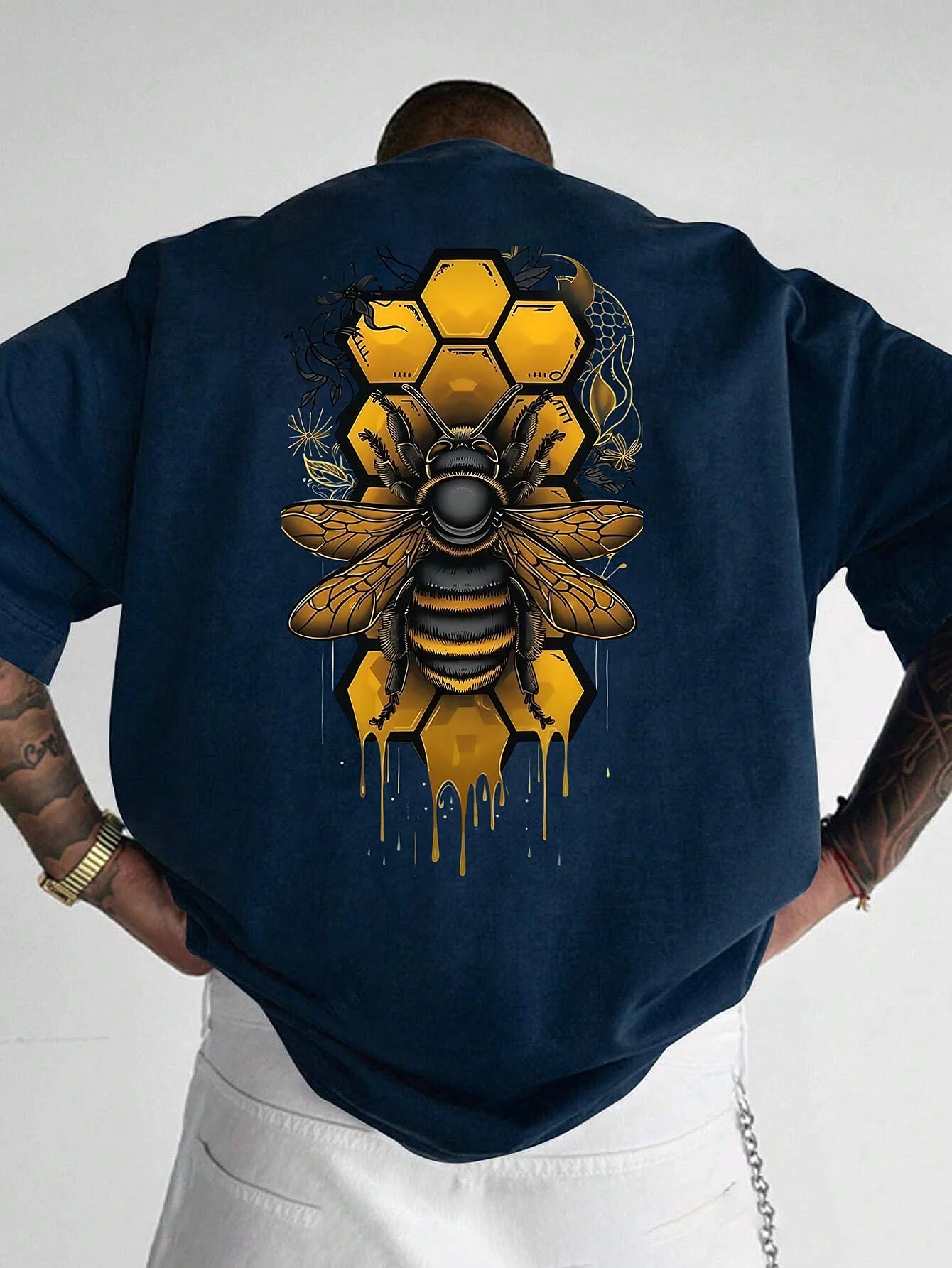 T-shirt homme 100% coton pur, coupe ample et décontractée, imprimé abeille, col rond, manches courtes.