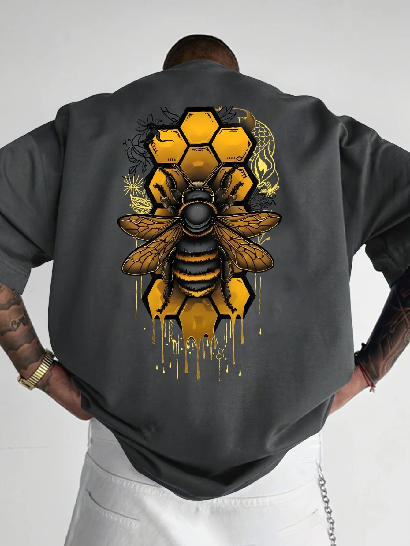 T-shirt homme 100% coton pur, coupe ample et décontractée, imprimé abeille, col rond, manches courtes.