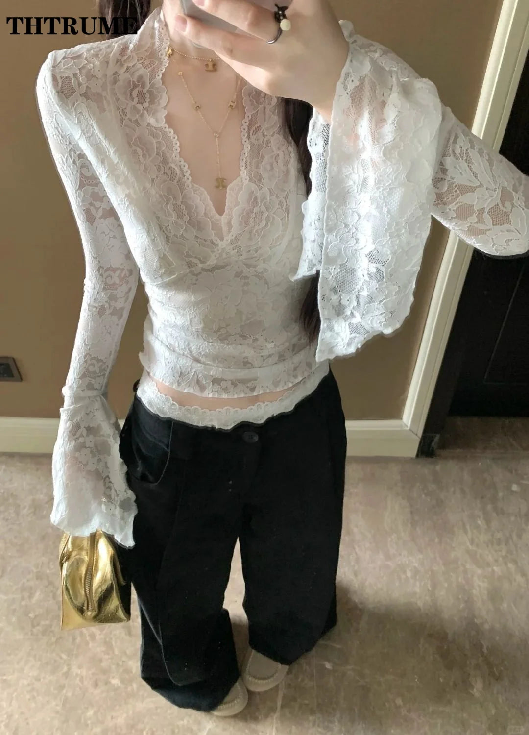 T-shirt Femme Col V Transparent Manches Évasées – Dentelle Slim Chic